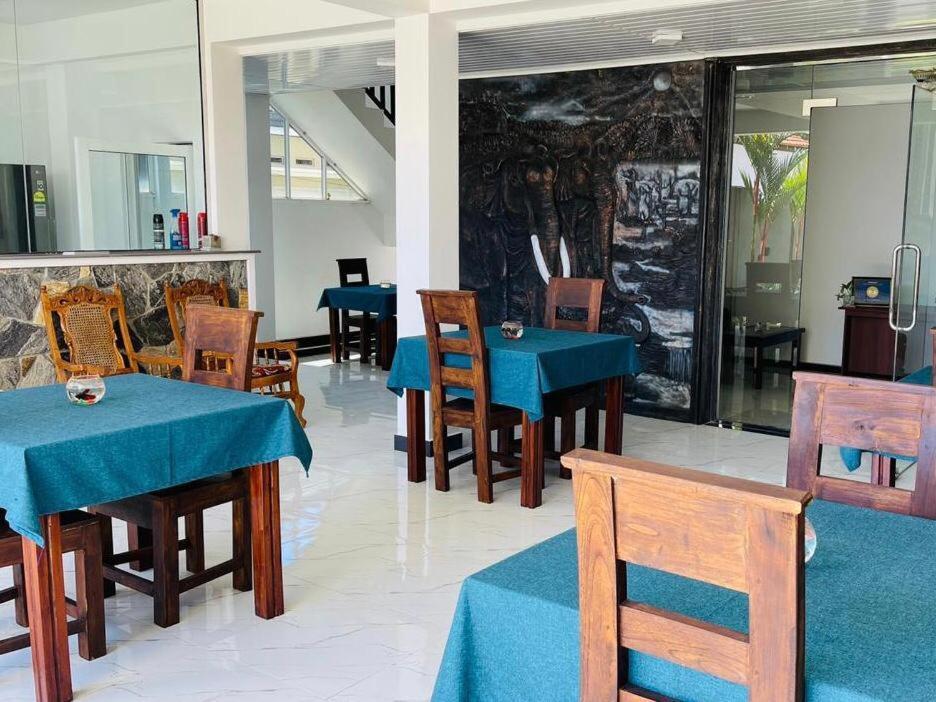 Funwhales Rest House Негомбо Екстер'єр фото