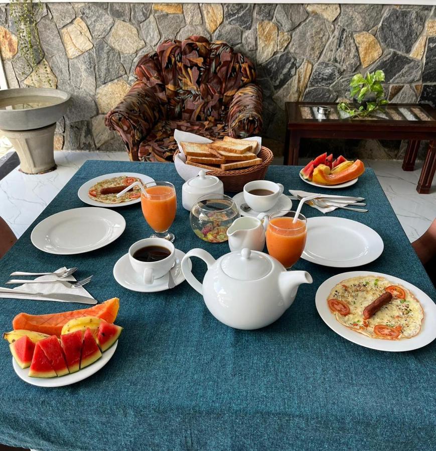 Funwhales Rest House Негомбо Екстер'єр фото