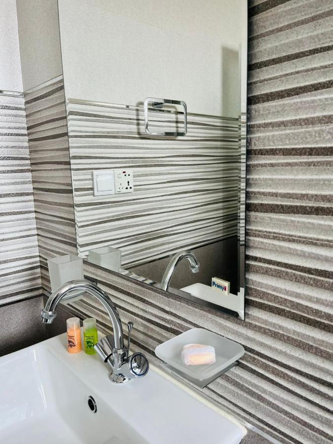 Funwhales Rest House Негомбо Екстер'єр фото