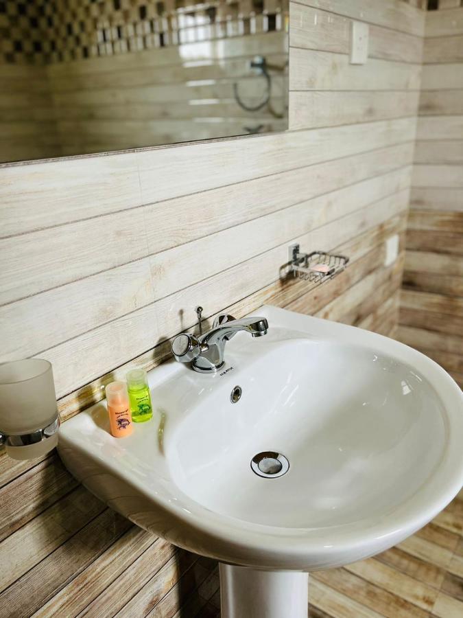 Funwhales Rest House Негомбо Екстер'єр фото
