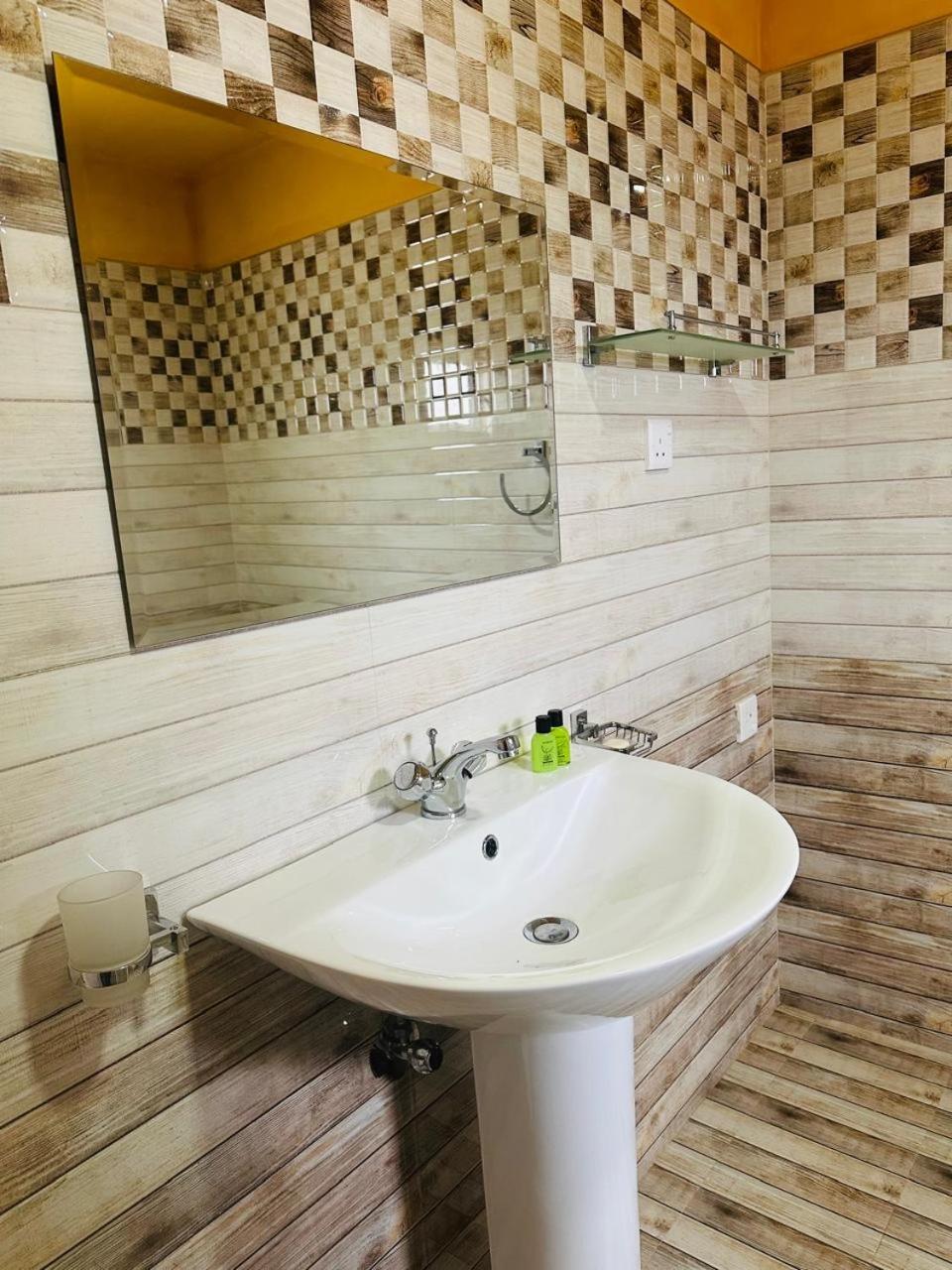Funwhales Rest House Негомбо Екстер'єр фото