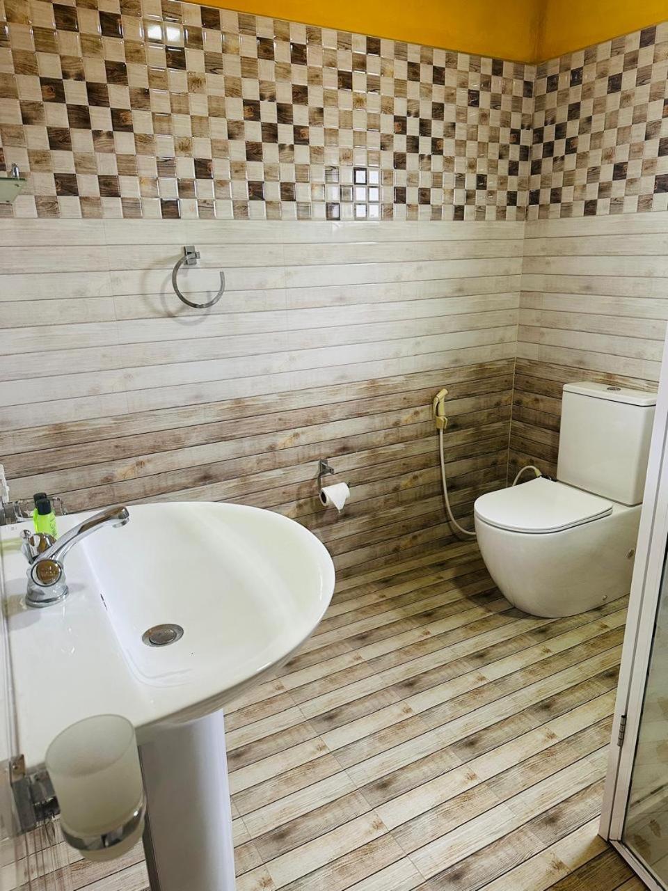 Funwhales Rest House Негомбо Екстер'єр фото